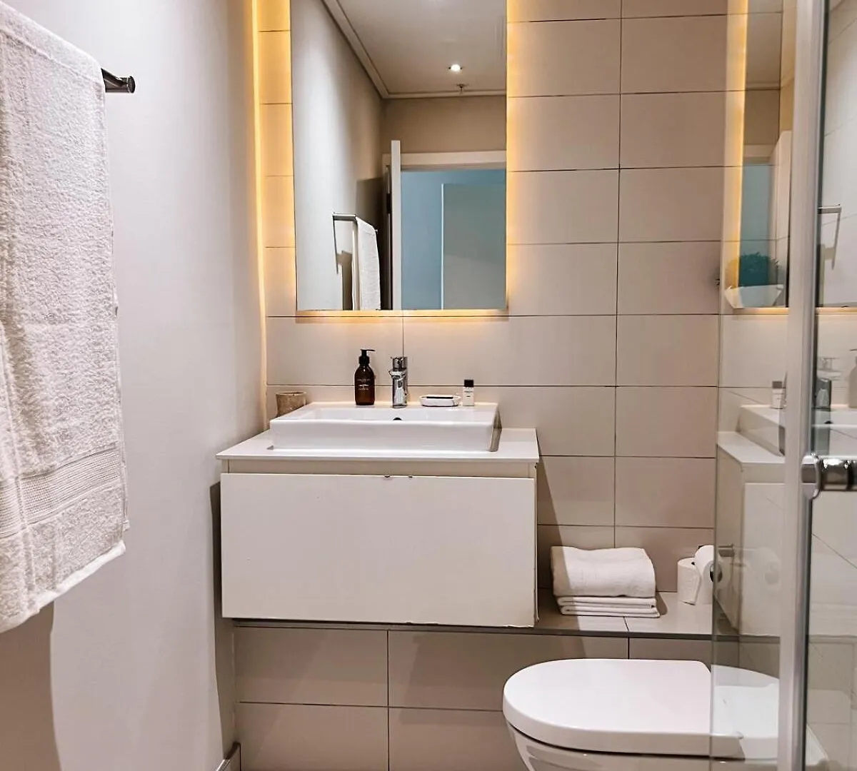 Stylish 2 Bedroom Apartment Table Mountain Views Cape Town 0*,  South Africa