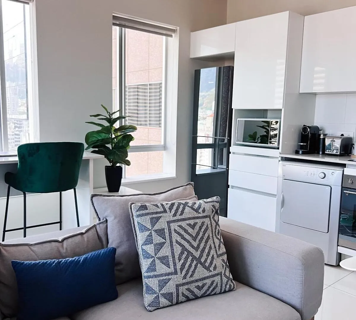 Stylish 2 Bedroom Apartment Table Mountain Views Cape Town