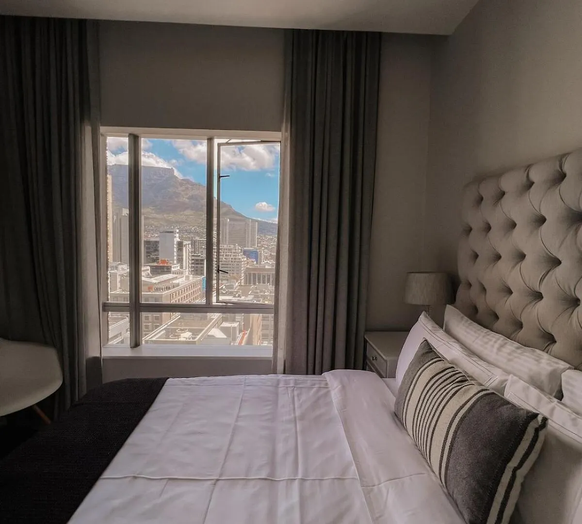 Stylish 2 Bedroom Apartment Table Mountain Views Cape Town