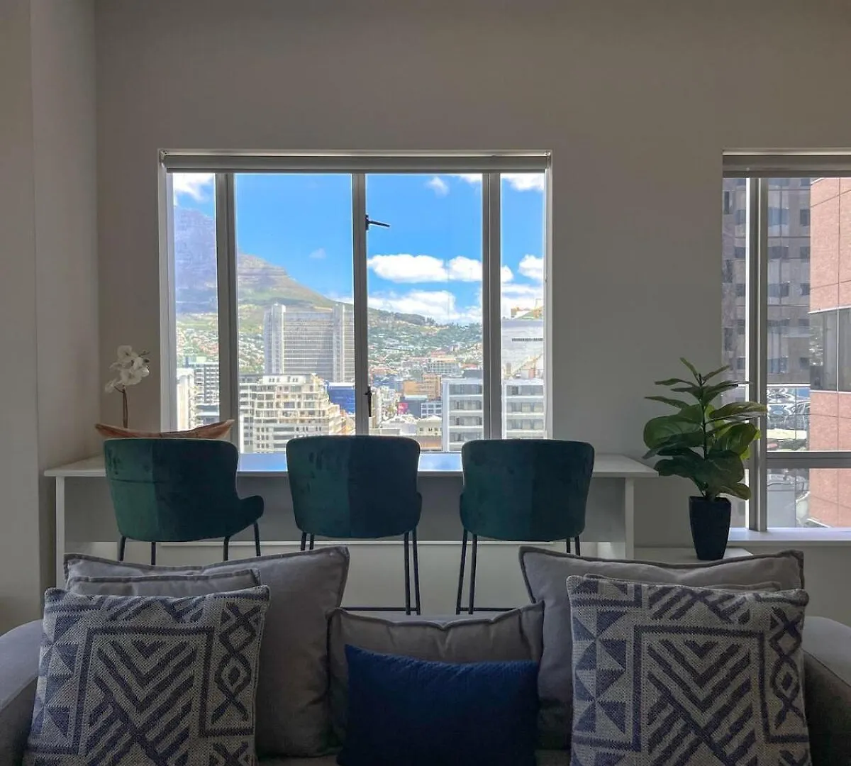 Stylish 2 Bedroom Apartment Table Mountain Views Cape Town 0*,