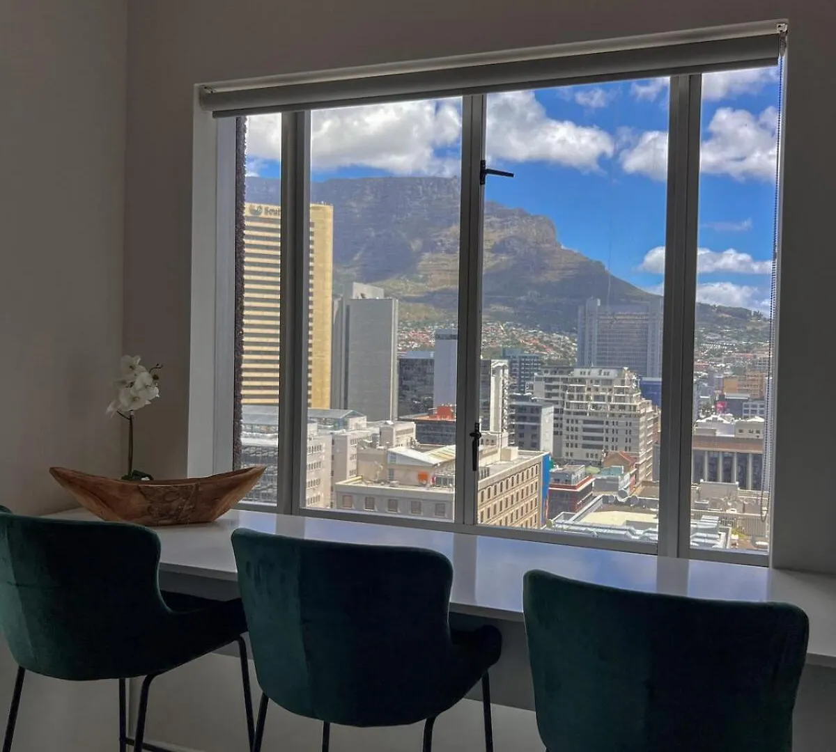 Stylish 2 Bedroom Apartment Table Mountain Views Cape Town