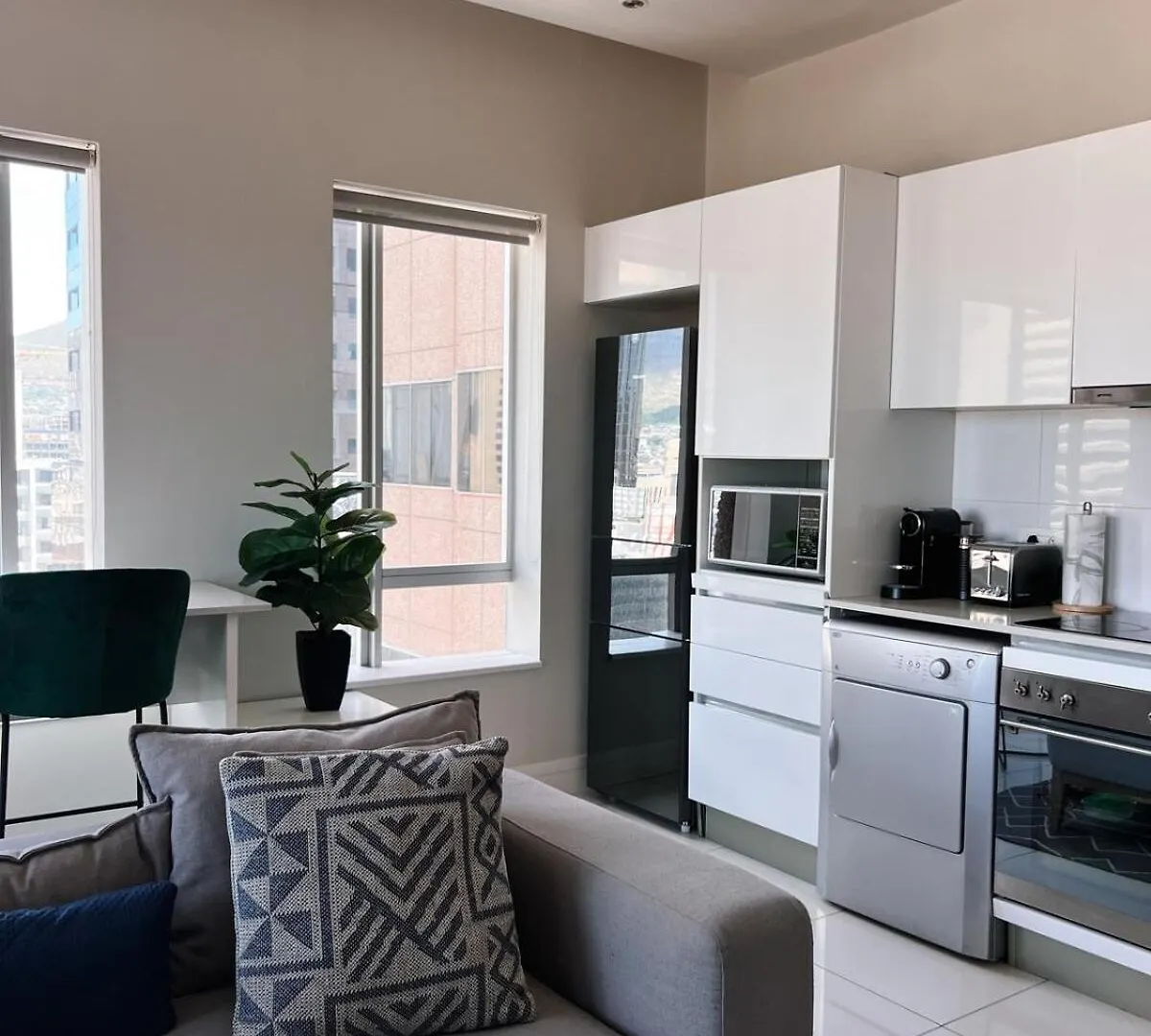 Stylish 2 Bedroom Apartment Table Mountain Views Cape Town